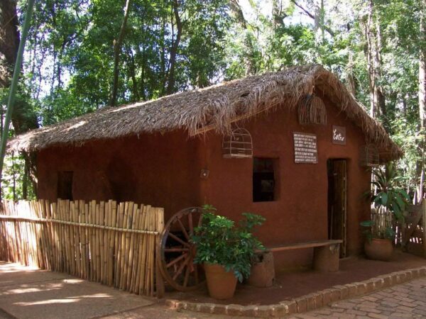 Construindo uma Casa de Madeira e Barro de Baixo Custo: Uma Abordagem Sustentável para a Habitação